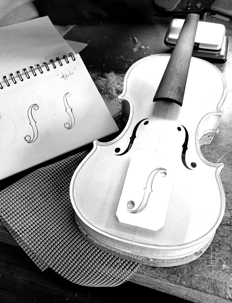 violon poser sur un etablie avec carnet de croquis et modele de violon