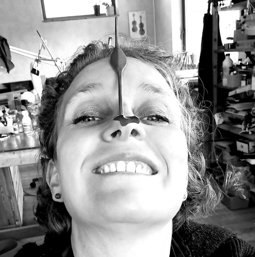 magalie qui sourie la pointe au ame sur le nez